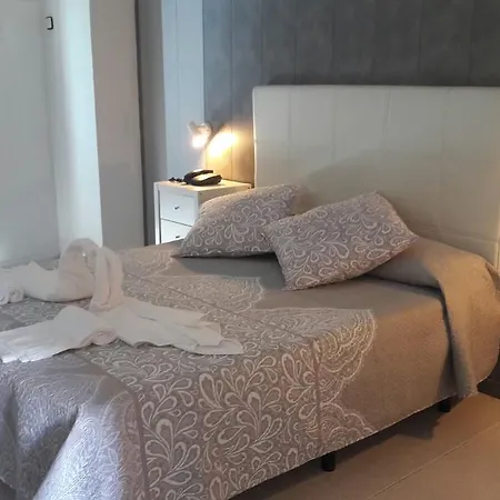 Aloha Hotel 2*